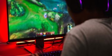 Konsolenvergleich: Die besten Konsolen für E-Sport – Latenz, Bildwiederholrate & Controller - Cover Image